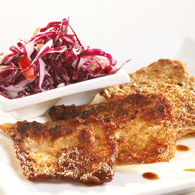 Escalopes de veau de lait et salade de chou rouge et pommes