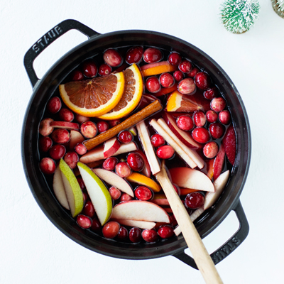 Cocktails festifs (Sangria d'hiver chaude, Mimosa à l'orange sanguine, Lait de poule russe blanc)