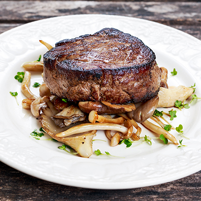 Filet Mignon grillé au BBQ avec portobello et pesto