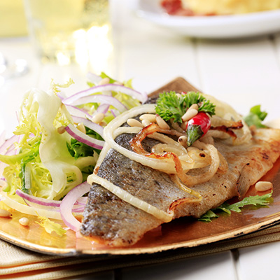 Filets de poisson aux champignons et aux oignons caramélisés