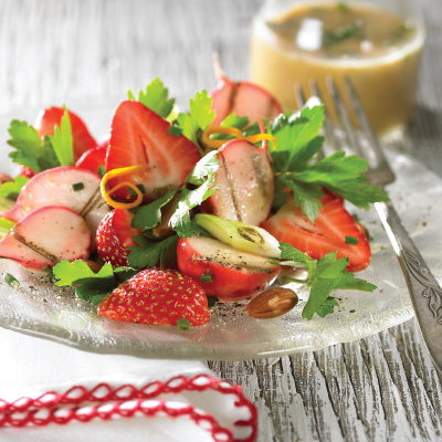 Fraîcheur de radis grillés, fraises et pousses de persil