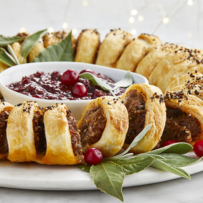 Friands à la saucisse de couronne des Fêtes avec chutney aux canneberges et aux oignons