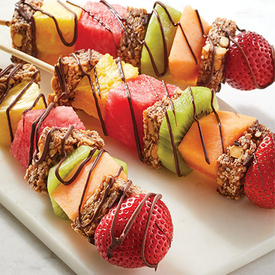 Brochettes-matin de fruits et barres