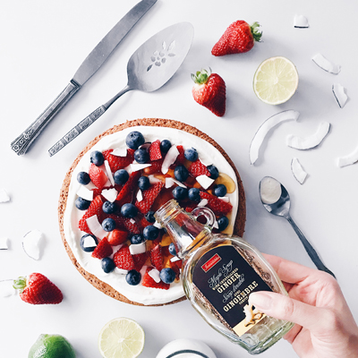 Gâteau des anges à l’érable, gingembre, lime, coco et fruits