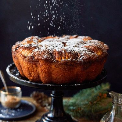 Gâteau aux pommes et caramel chaud au rhum