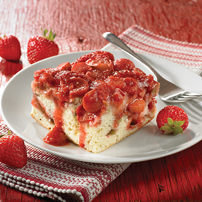 Gâteau renversé aux fraises et à la rhubarbe