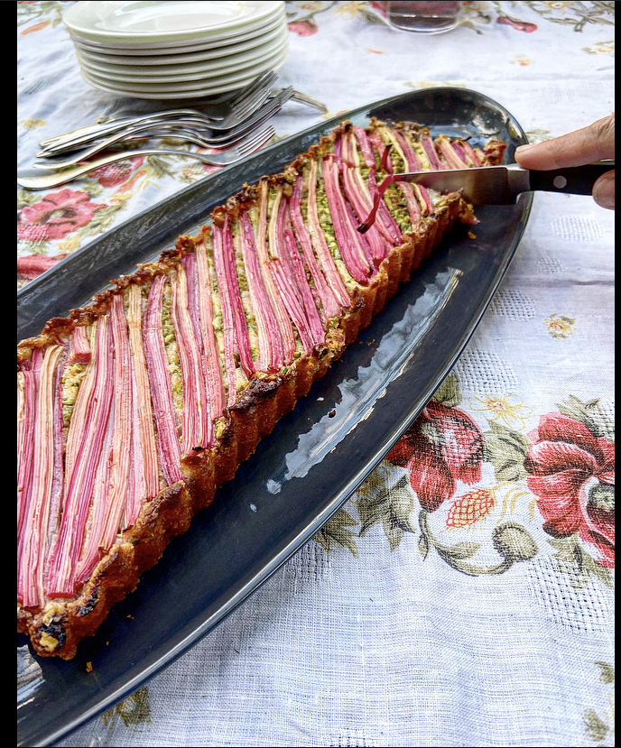 Gâteau au yogourt, à la rhubarbe de l'Ontario et aux pistaches