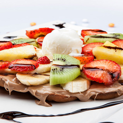 Waffle-fruit pizza