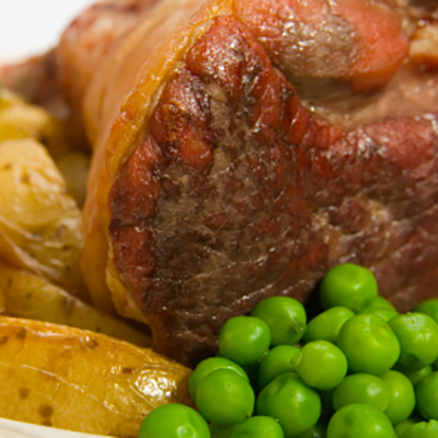 Gigot d’agneau farci à l’ail et aux fines herbes