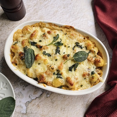 Gnocchi gratiné à la saucisse avec sauce crémeuse à la courges et sauge frite