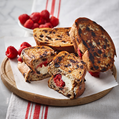 Grilled cheese fromage à la crème, framboises et miel sur pain viennois au chocolat