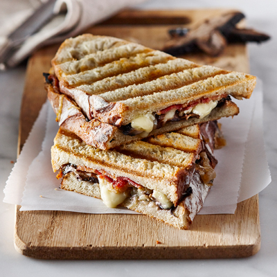 Grilled cheese, bacon, champignons et oignons sur miche campagnarde