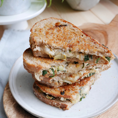 Grilled-cheese végétalien aux cœurs d'artichauts et aux épinards