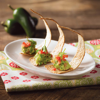 Guacamole aux piments jalapeños et tortillas grillés