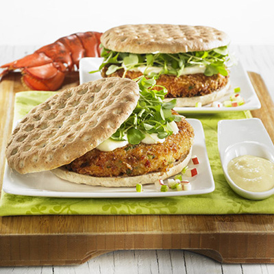 Hamburger de homard et dés de pommes rouges