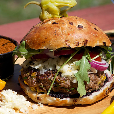 Hamburgers de bison pimentés avec mostarda aux bleuets