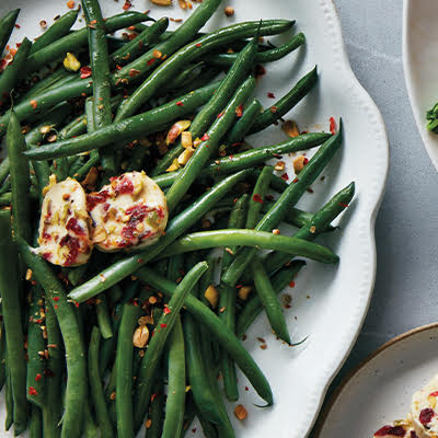 Haricots verts aux épices Harissa avec beurre de canneberges et pistaches