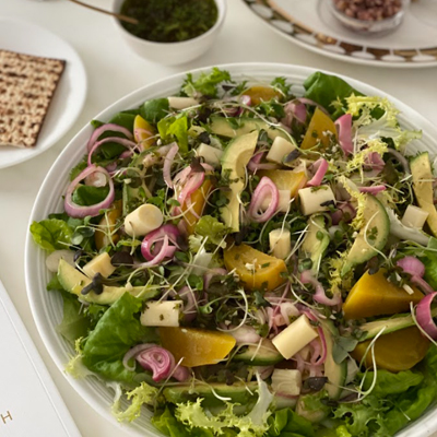 Salade printanière de coeurs de palmier et de betteraves dorées