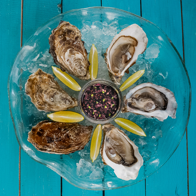 Huîtres et mignonette au vin blanc et raisins rouges