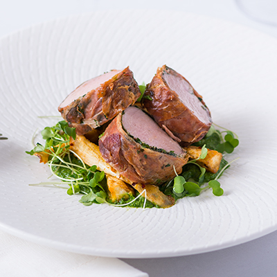 Longe bardée de prosciutto, légumes racines épicés rôtis et verdure en crème