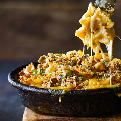 Macaroni au fromage réconfortant avec une touche de noisettes