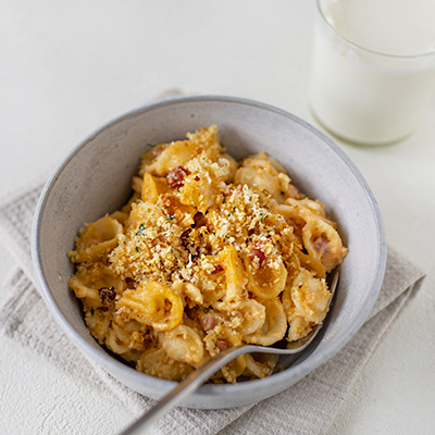 Macaroni au fromage avec parmesan et pancetta