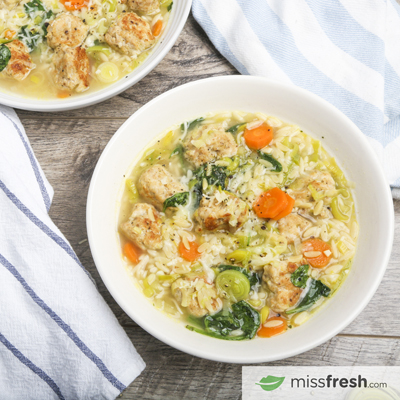 Minestrone printannier avec boulettes de poulet