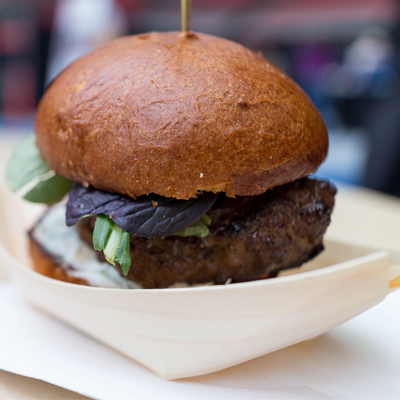 Minikeftas d’agneau avec navets marinés maison et tomates des champs fraîches locales