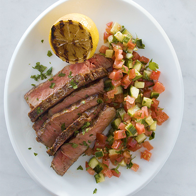 Bifteck marocain avec salade de concombre et de tomate