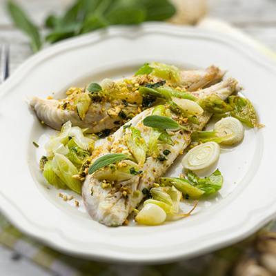 Morue charbonnière  grillée sur un fondu de poireaux et d'oignons verts