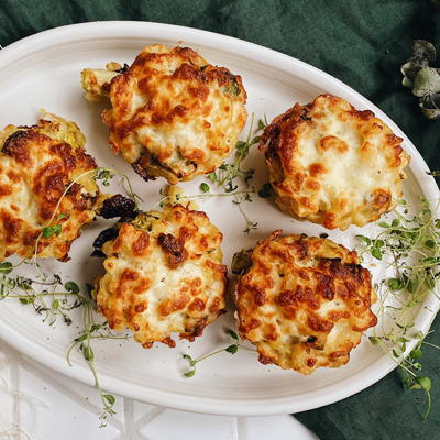 Muffins de macaroni au fromage à la sauge et aux choux de Bruxelles rôtis