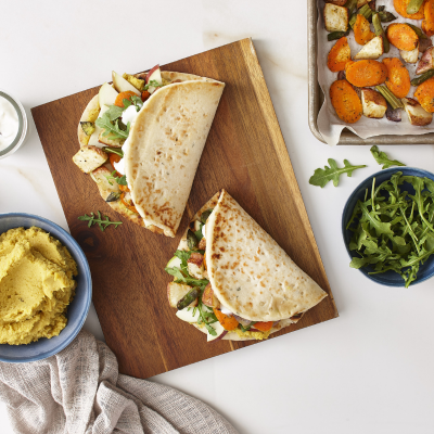 Roasted vegetables naan with curry, apple and arugula