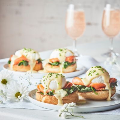 Œufs à la bénédictine au saumon fumé sur petits pains-croissants Première Moisson