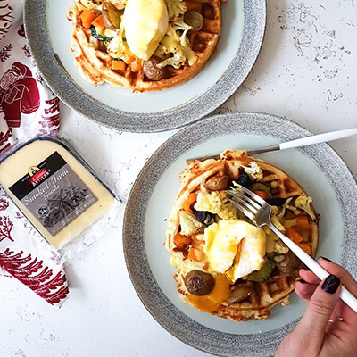 Œufs bénédictines aux légumes grillés sur gaufres au bacon et fromages