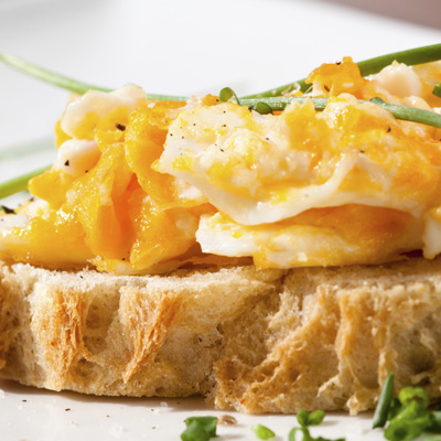 Oeufs brouillés à l’avocat sur baguette grillée