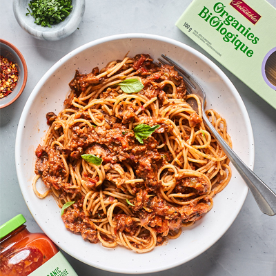 Ragoût de légumes biologiques avec spaghettis au quinoa