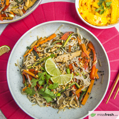 Pad thaï au poulet sésame noir et salade de mangues épicées