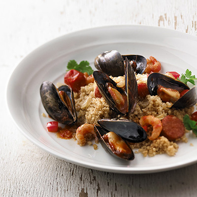 Paëlla de millet, crevettes, moules et chorizo