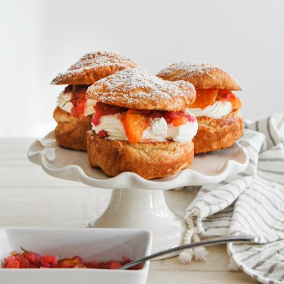 "Cream Puff" small croissant buns with Cardamom and Citrus