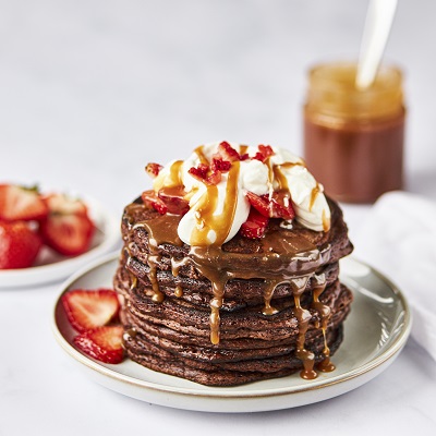 Pancakes au chocolat, fraises et caramel à la fleur de sel