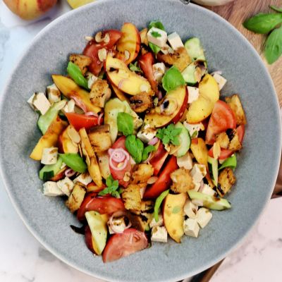 Panzanella au tofu mariné et à la pêche