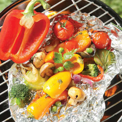 Papillote de légumes du jardin sur le barbecue