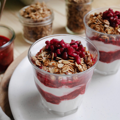 Parfait crémeux aux fruits rouges et au granola extra-croustillant