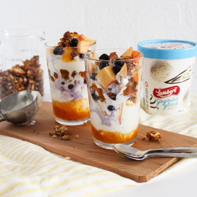 Frozen Yogurt Parfait with Quebec Peaches and Blueberries