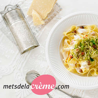 Parpadelles carbonara et tombée de choux de Bruxelles au vin blanc