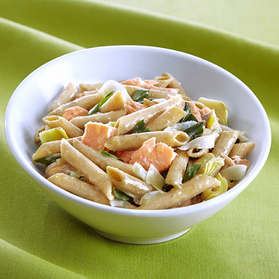 Penne au saumon grillé, aux artichauts, au citron et au basilic