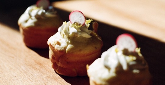 Petits gâteaux apéro, vin blanc et fromage de chèvre