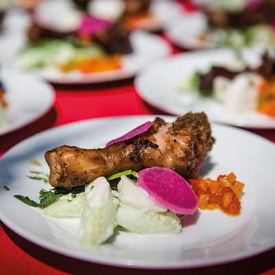 Pilons de poulet grillés avec sauce "Jerk" aux poivrons rôtis, salade de concombre et babeurre, navets japonais marinés