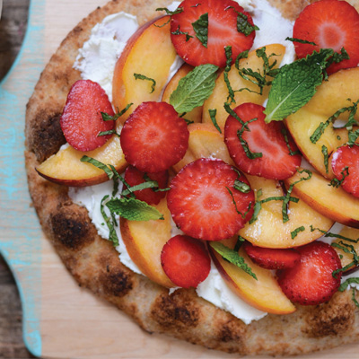 Pizza aux fraises, pêches et chèvre sur le grill