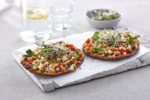 Pizza-naan topped with chickpeas and pesto